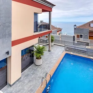 https://cozy-and-sunny-villa-with-pool-and-city-views.in-canary-islands.com